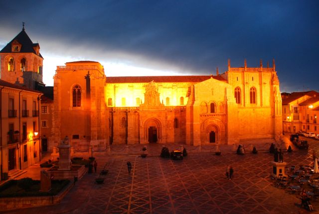 The Basilica of San Isidoro at night