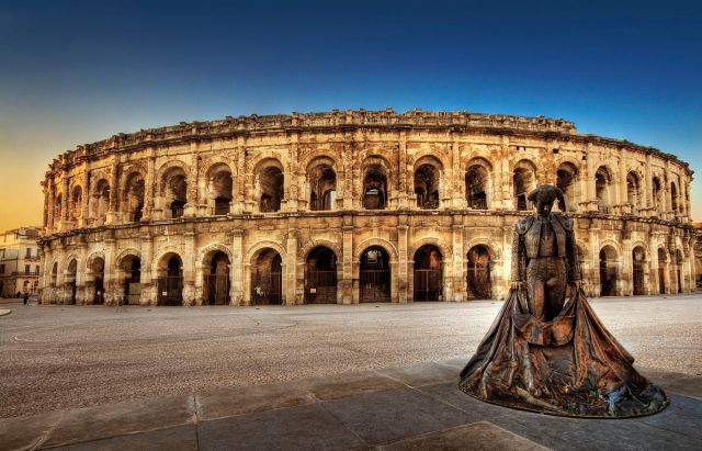 1200px-Arenes_de_Nimes_panorama