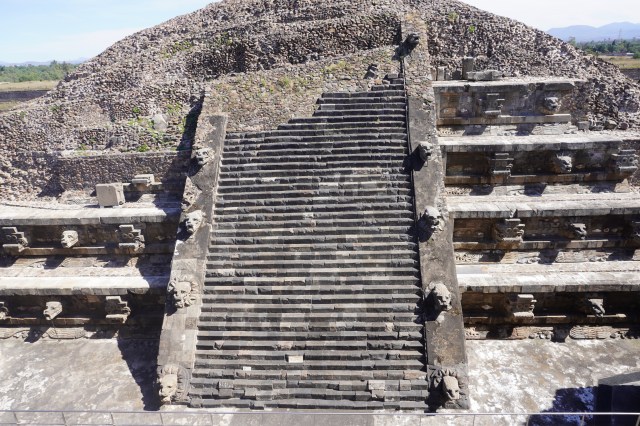 Detail of the pyramid, showing the alternating "Tlaloc" (left) and feathered serpent (right) heads.